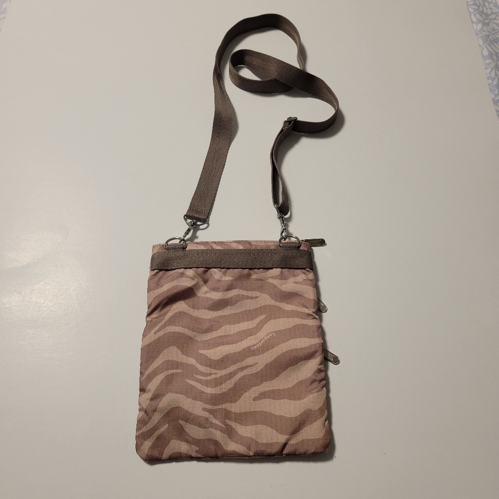 Lesportsac crossbody bag. - Picture 4 of 12